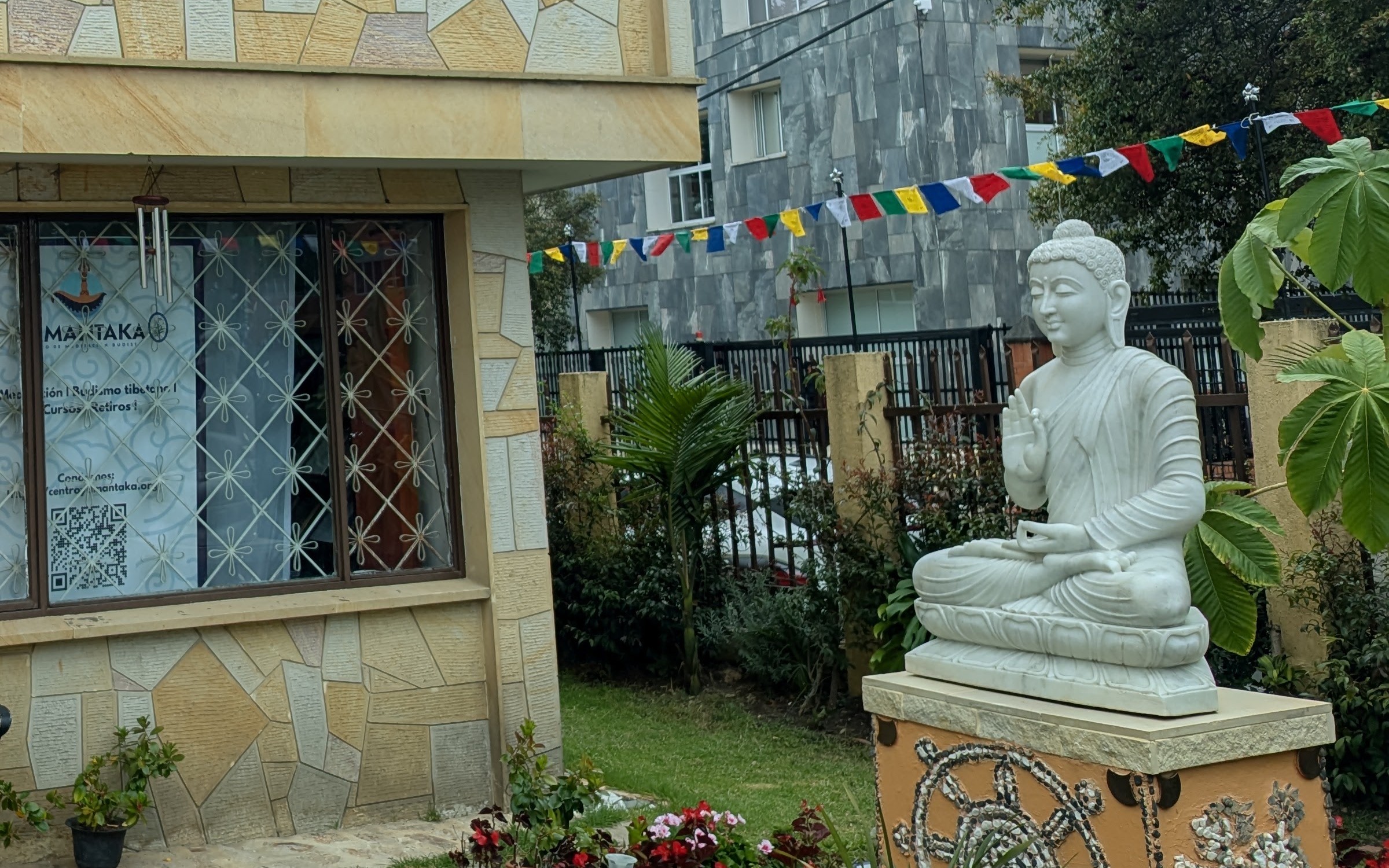Estatua del Buda en el jardín del Centro Yamantaka