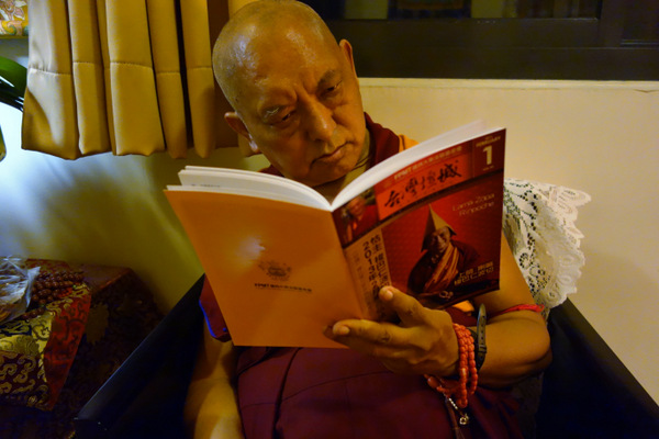Lama Zopa Rimpoché leyendo